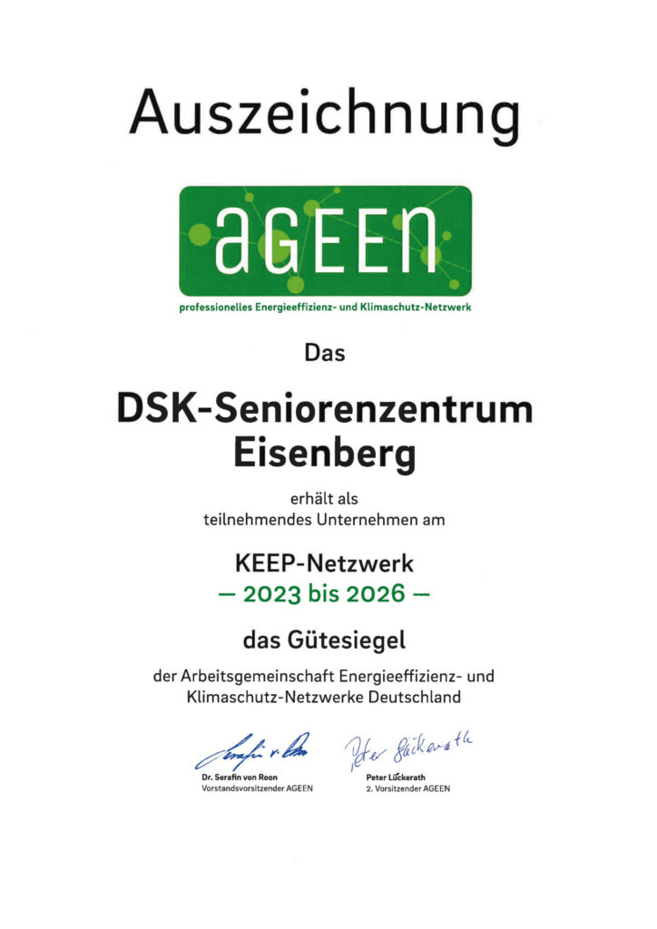 Nachhaltigkeit trifft Pflege: Das DSK-Seniorenzentrum Eisenberg wurde mit dem Gütesiegel der Arbeitsgemeinschaft Energieeffizienz- und Klimaschutz-Netzwerke Deutschland ausgezeichnet.